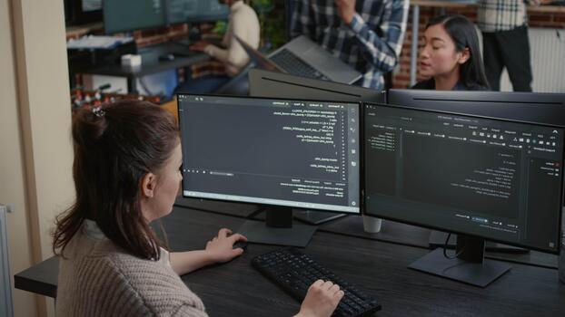 base de datos desarrollador codigos algoritmos dentro un desarrollo oficina, utilizando pantalla datos y programación herramientas para aplicación producción, mientras evaluando máquina aprendizaje datos. video