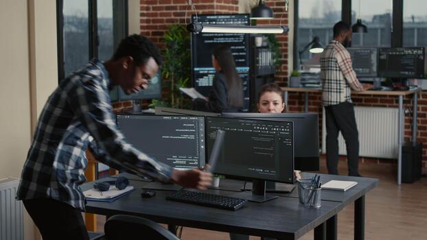 Software Entwickler funktioniert auf Laptop Quelle Code Innerhalb ein es Büro, Verknüpfen Algorithmus Entwicklung, Digital Werkzeuge und Produktivität, während validieren Algorithmus Verhalten. video
