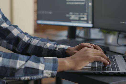 programador mecanografía máquina aprendizaje código en ordenador portátil en un software desarrollo oficina, demostración programadores colaborando en fuente código, algoritmos y datos codificación flujo de trabajo. foto