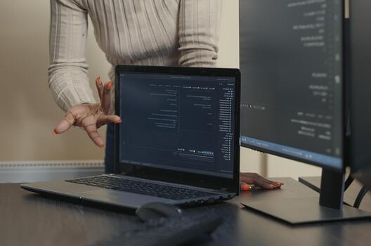 ordenador portátil compilando algoritmo junto a desarrollador equipo en un software desarrollo oficina, demostración programadores colaborando en fuente código, algoritmos y datos codificación flujo de trabajo. foto