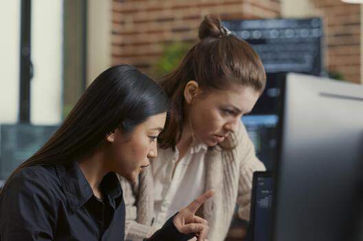 software ingenieros que se discute fuente código en ordenador portátil en un software desarrollo oficina, demostración programadores colaborando en fuente código, algoritmos y datos codificación flujo de trabajo. foto