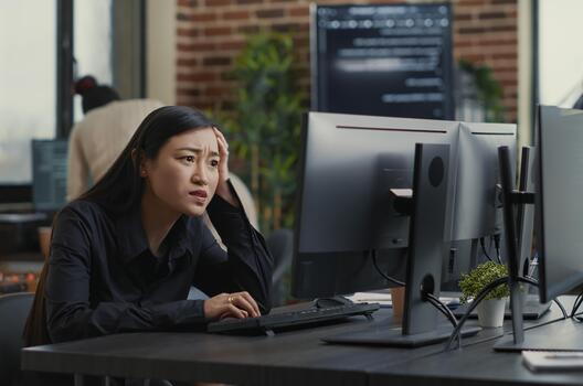 la seguridad cibernética programador encuentro sistema fracaso a un software desarrollo escritorio, demostración codificación error, sistema fracaso y algoritmo depuración durante programación trabajar. foto