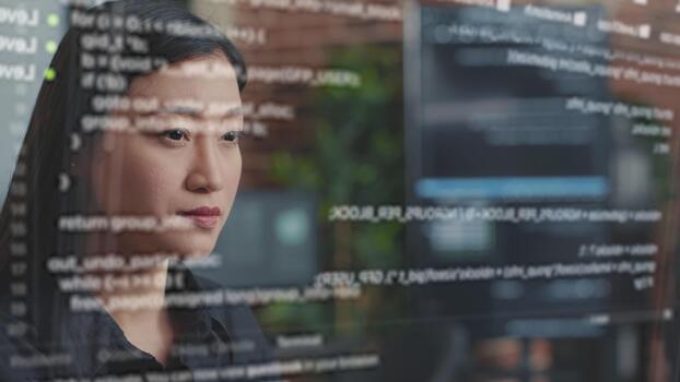 asiático software desarrollador trabajos mediante un digital código cubrir mientras revisando algoritmos, combinatorio software ingeniería, visual efectos y datos Procesando video