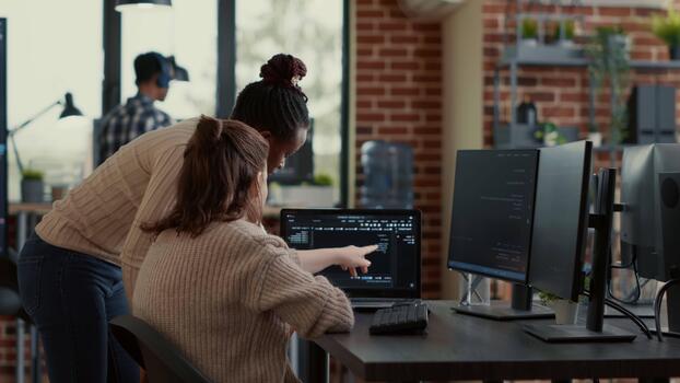 zwei Software Entwickler Suche zum Fehler im Programmierung Code zusammen, Verknüpfen Software Diagnostik, Zusammenarbeit und Problem lösen beim ein geteilt Schreibtisch, während raffinieren Datenbank Logik. video