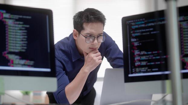 focado programador codificação entre computador monitores video