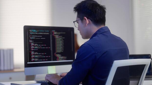 programmeur codage Logiciel sur bureau ordinateur video