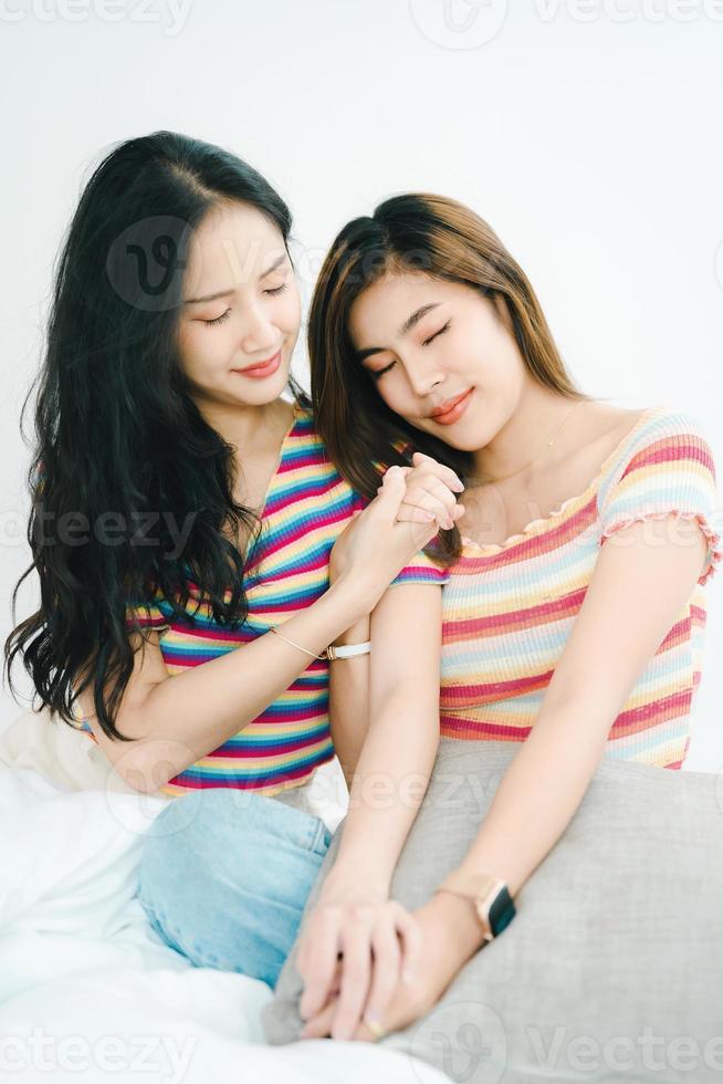 lgbtq, concetto lgbt, omosessualità, ritratto di due donne asiatiche in posa felici insieme e che mostrano amore l'una per l'altra mentre sono insieme foto