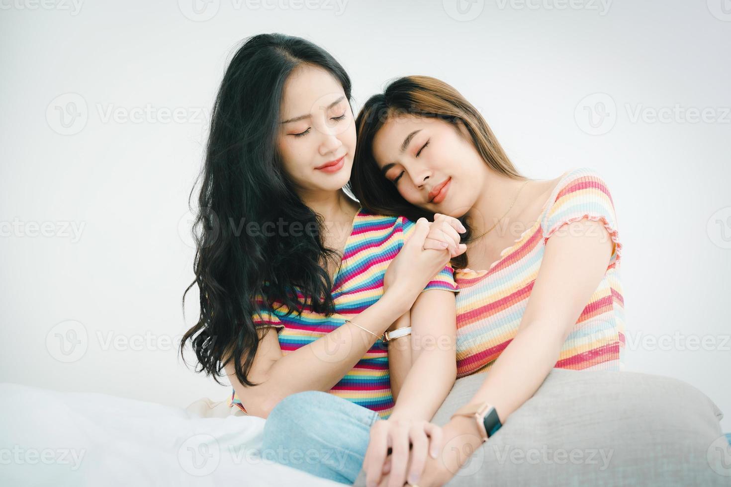 lgbtq, concetto lgbt, omosessualità, ritratto di due donne asiatiche in posa felici insieme e che mostrano amore l'una per l'altra mentre sono insieme foto