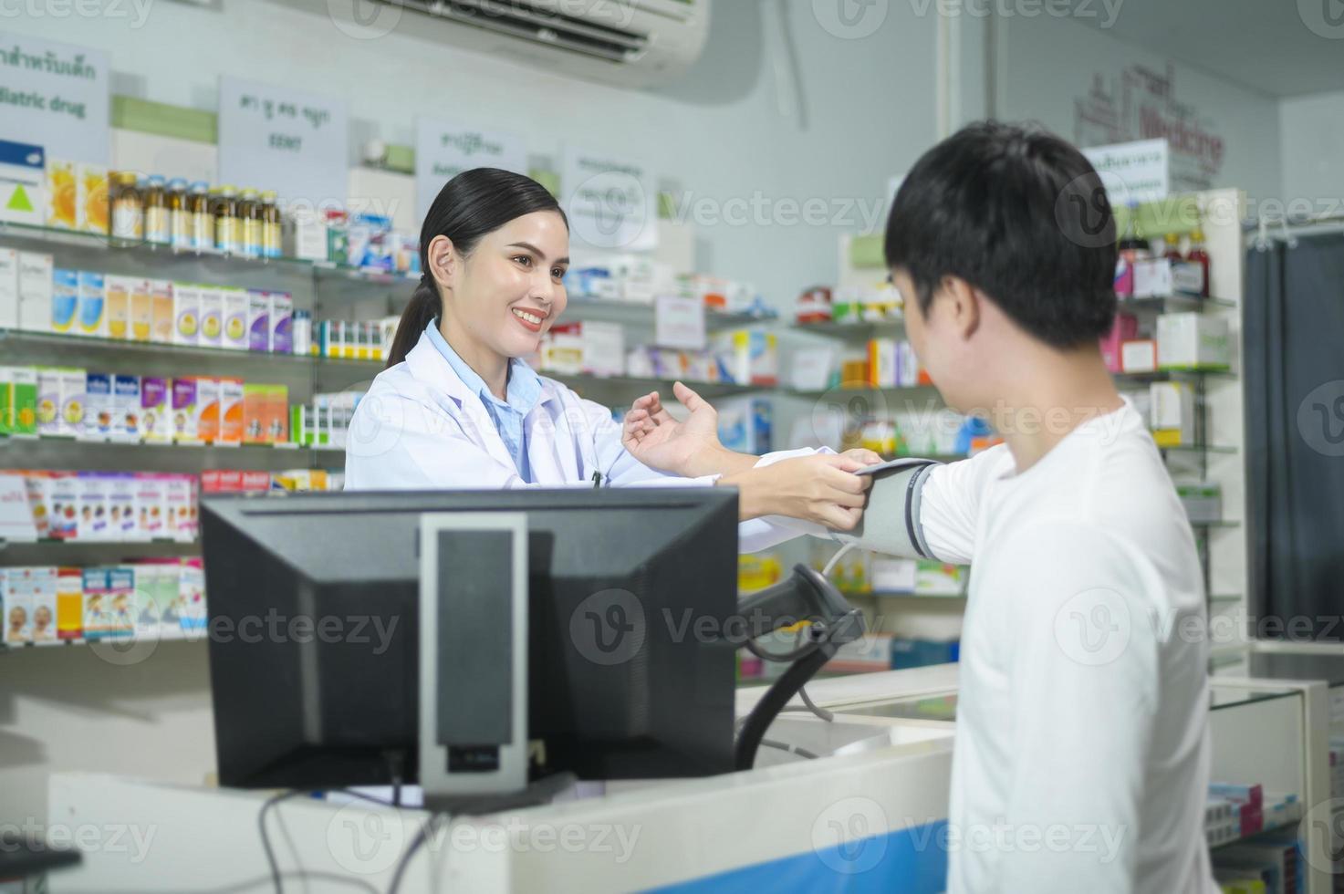 donna farmacista consulenza cliente sull'uso di droghe in una moderna farmacia farmacia. foto