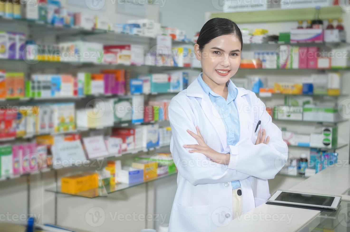 ritratto di una farmacista che lavora in una moderna farmacia farmacia. foto