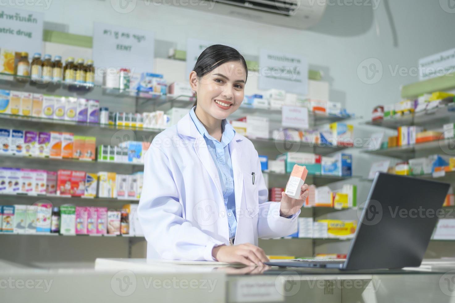 donna farmacista consulenza cliente tramite videochiamata in una moderna farmacia farmacia. foto