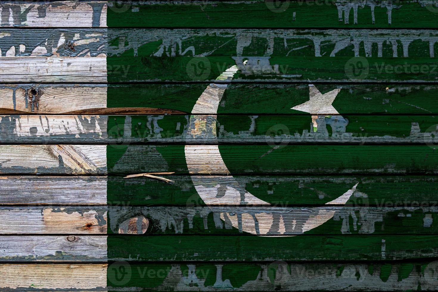 la bandiera nazionale del pakistan è dipinta su assi irregolari. simbolo del paese. foto