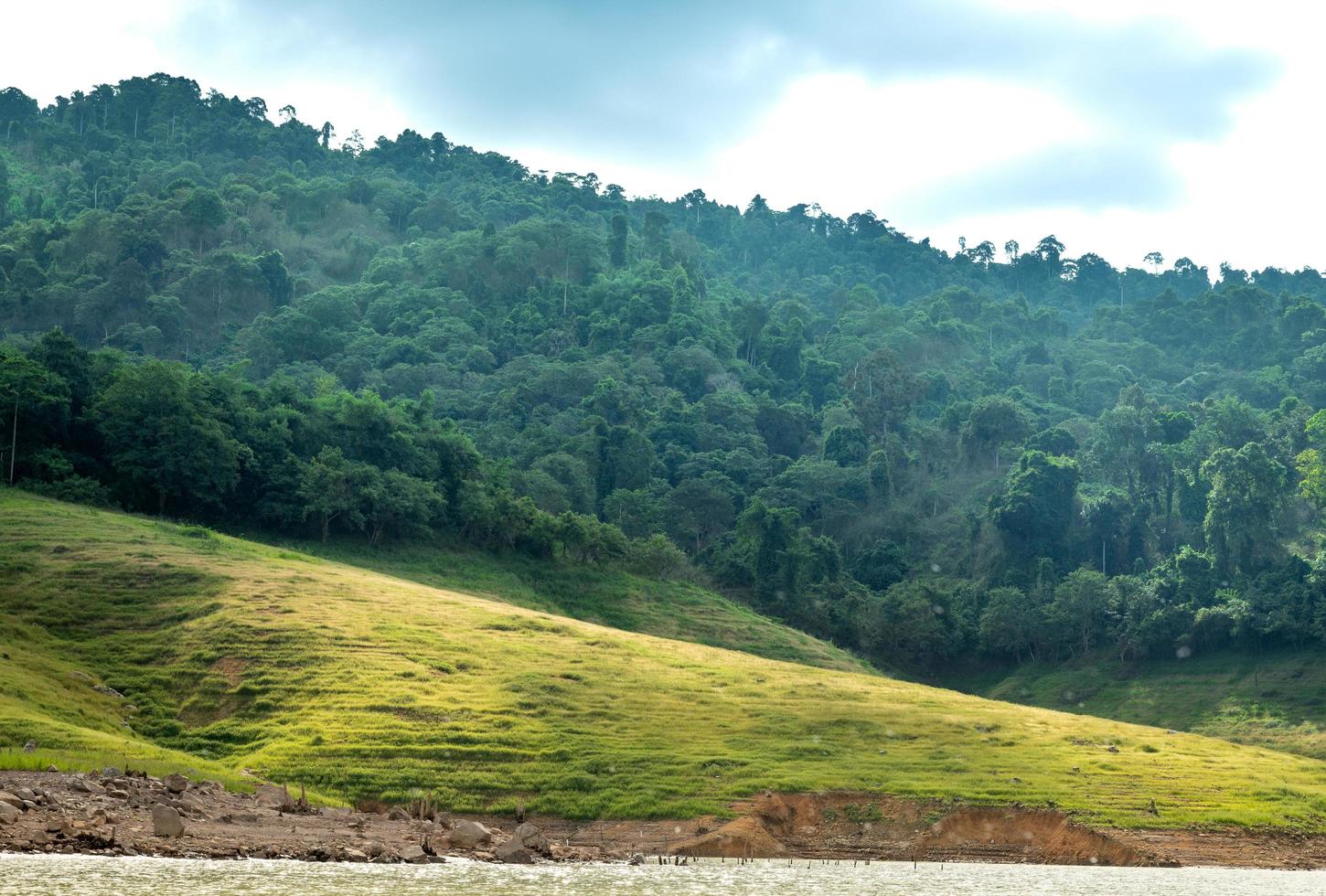 la vista panoramica della valle di chong lom, fresca e abbondante nel parco nazionale una famosa attrazione turistica a khun dan prakan chon dam, provincia di nakorn nayok, tailandia foto