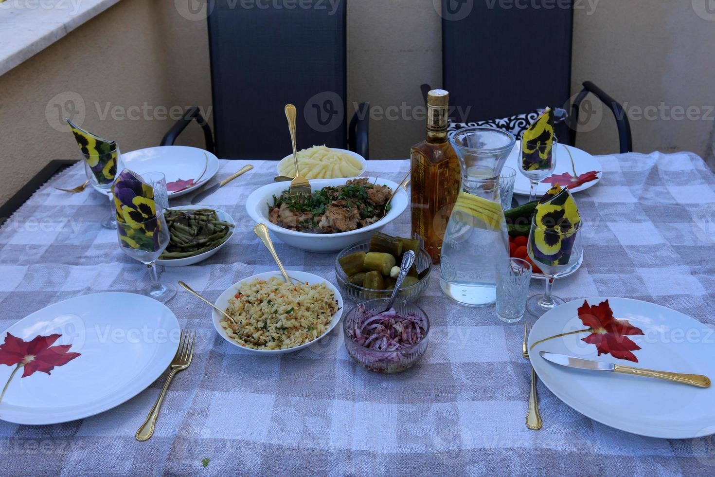 c'è la merenda sul tavolo del ristorante, buon appetito a tutti foto