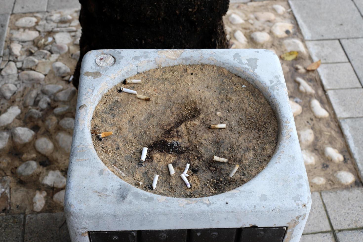 posacenere - un posto per cenere di tabacco e mozziconi di sigaretta foto