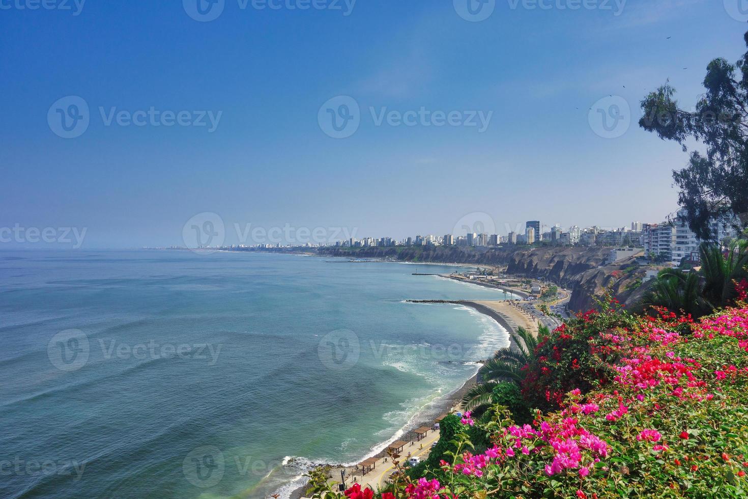 distretto di miraflores a lima in perù sull'oceano pacifico foto