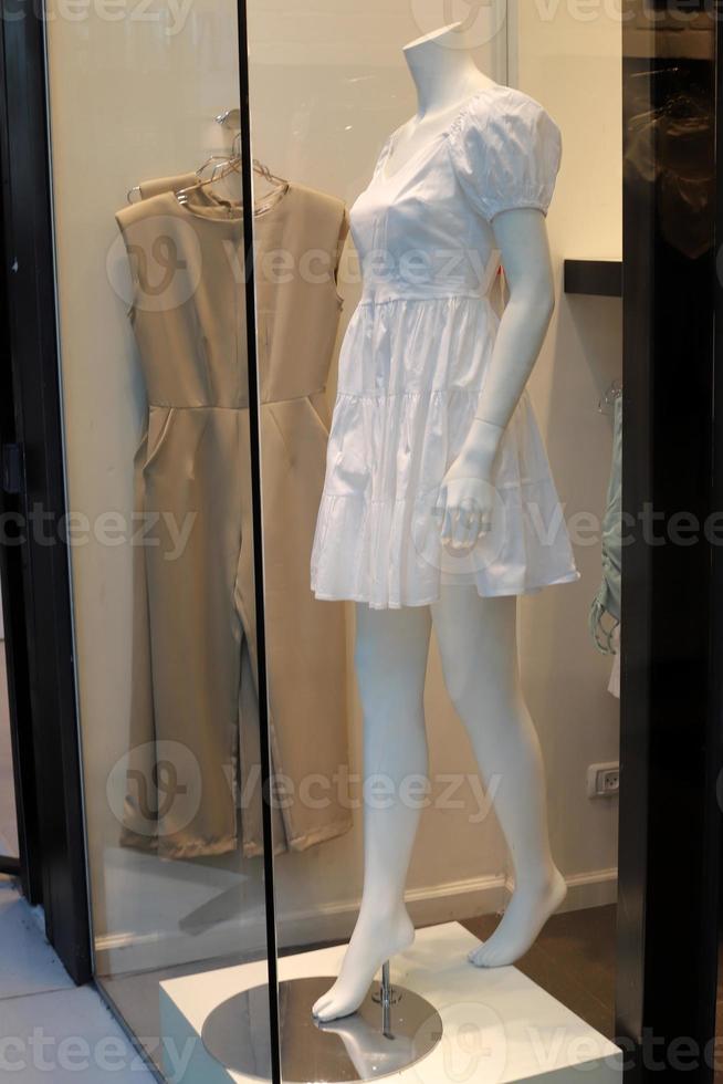 un manichino sta su una vetrina in un negozio. foto