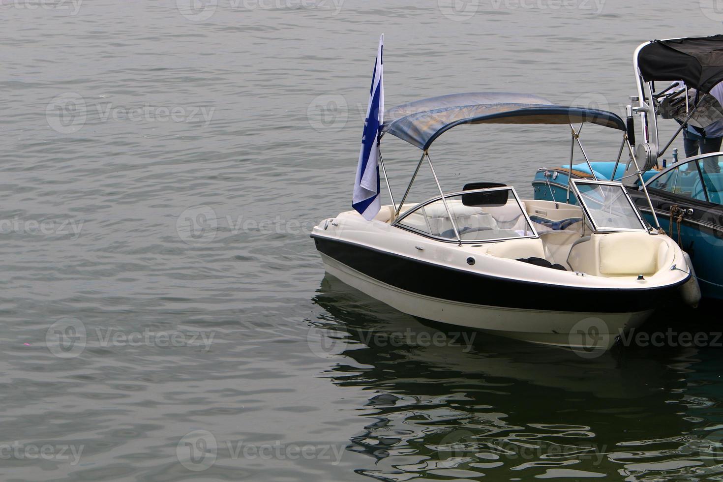 ormeggio per ormeggio barche e yacht in riva al mare. foto