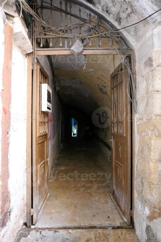 una porta è un'apertura in un muro per entrare e uscire da un edificio. foto