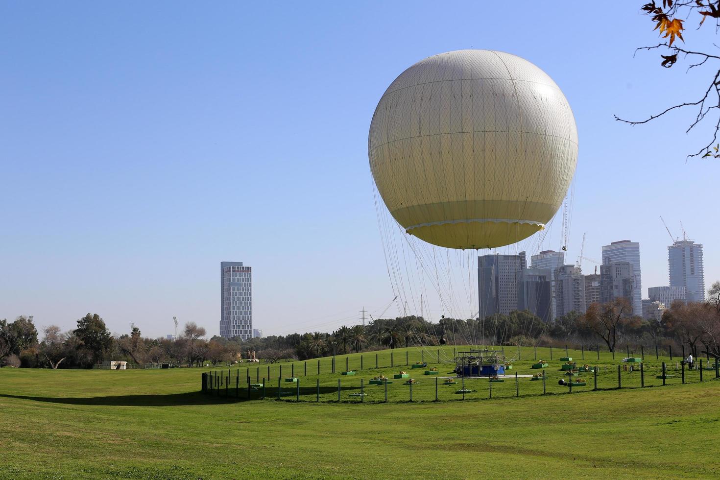 23 gennaio 2019 . Tel Aviv, Israele. un palloncino da sollevare in cielo e guardare intorno alla zona sdraiata. foto