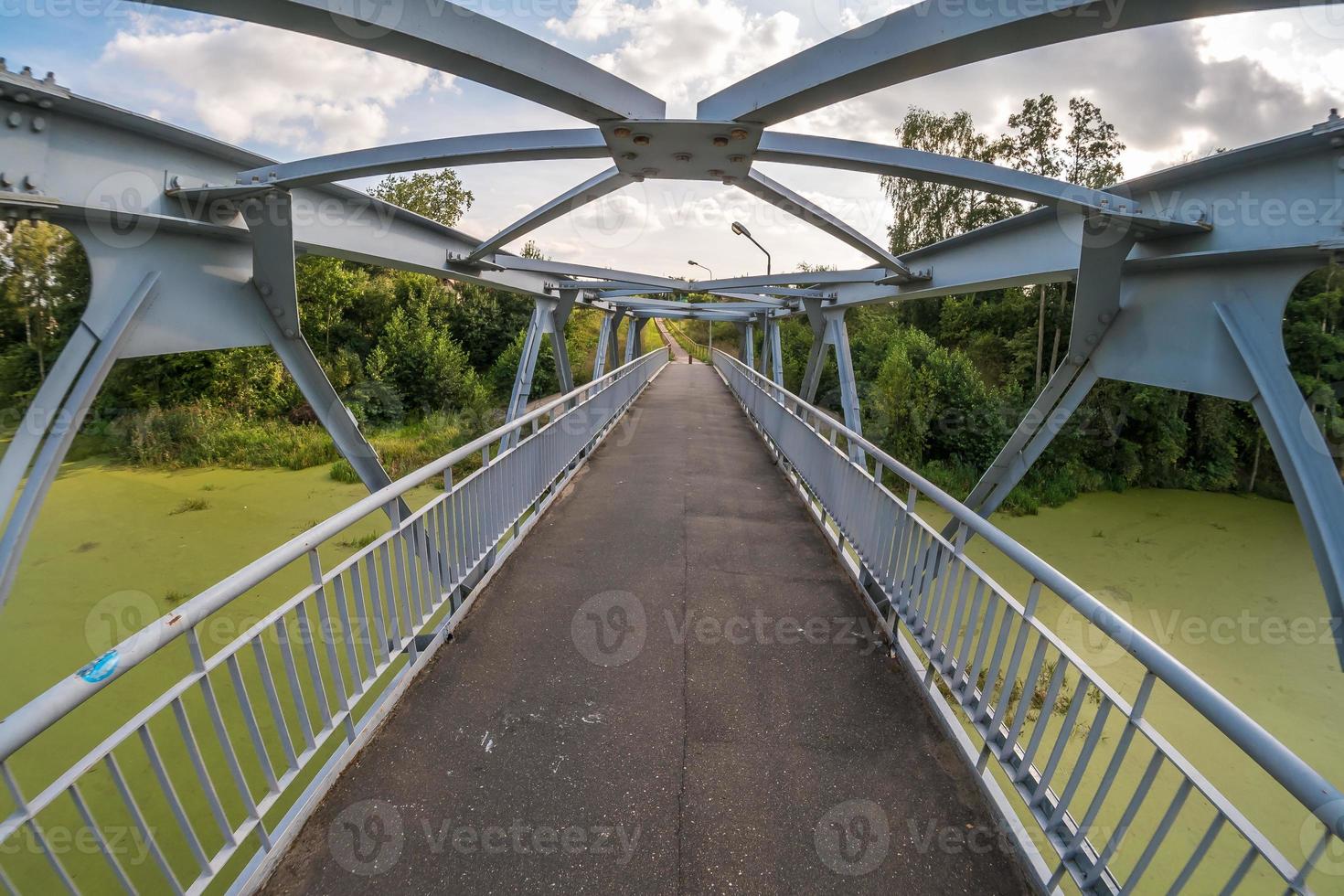 struttura in ferro e acciaio del ponte pedonale sul fiume foto