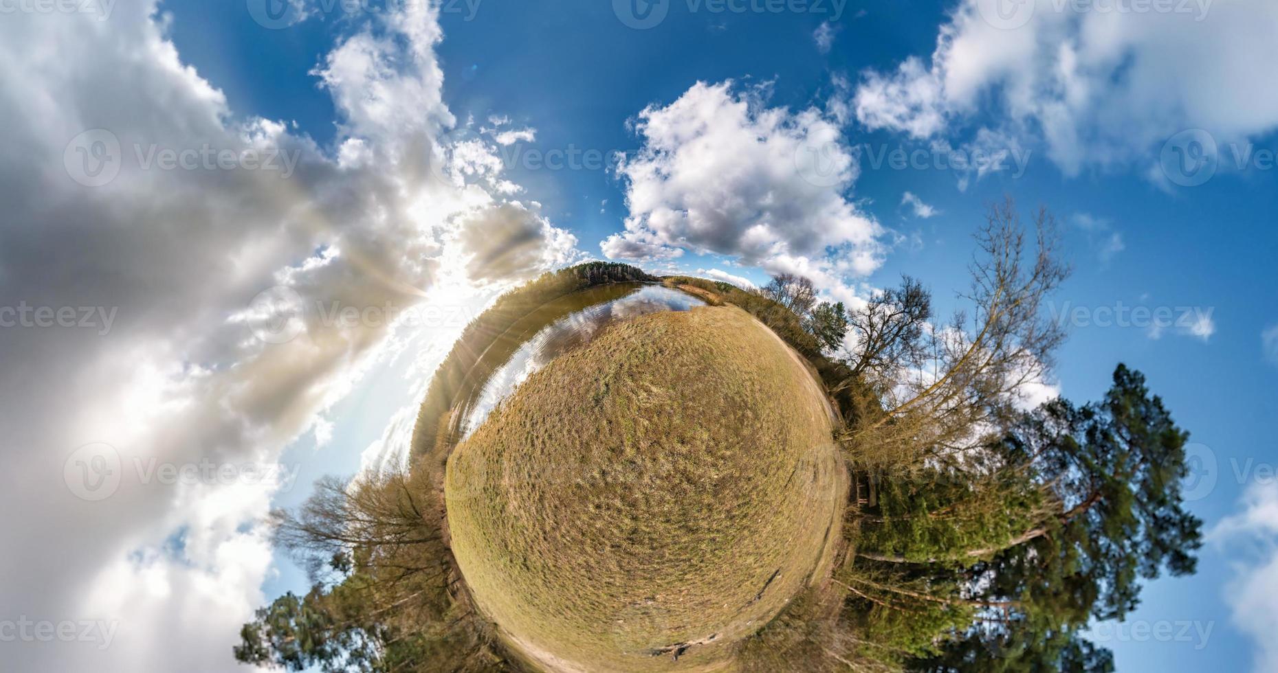 trasformazione del piccolo pianeta con la curvatura dello spazio. vista aerea sferica a 360° panorama sulla riva del lago nella soleggiata estate con fantastiche nuvole. foto