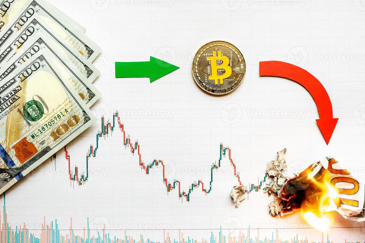 investimento non redditizio di deprezzamento del denaro virtuale bitcoin. freccia rossa verde, bitcoin argento e dollari scendono su carta forex. i soldi si sono ridotti in cenere. concetto di deprezzamento della criptovaluta. foto