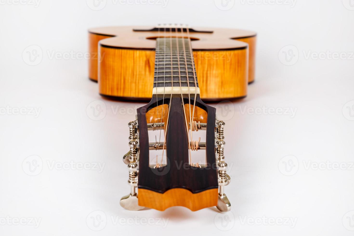 piroli di sintonia su macchina in legno testa di chitarra a sei corde su sfondo bianco foto