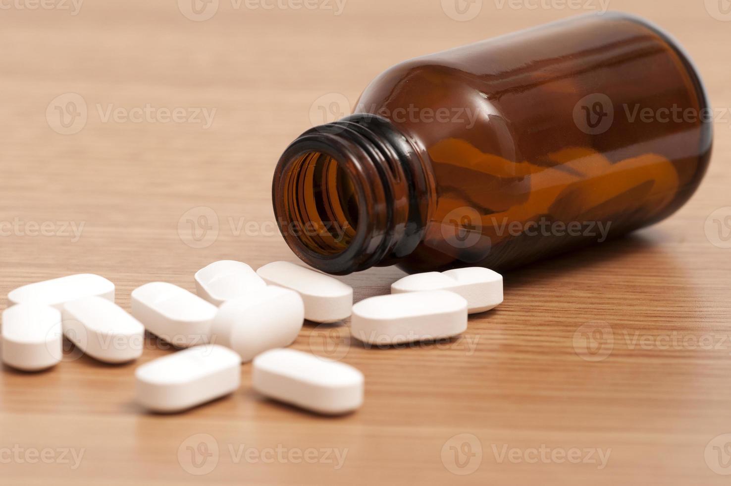 capsule e pillole in una bottiglia foto