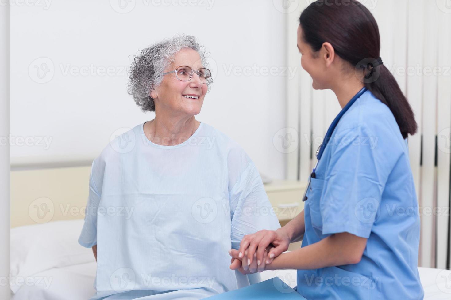 infermiera che conforta un paziente foto