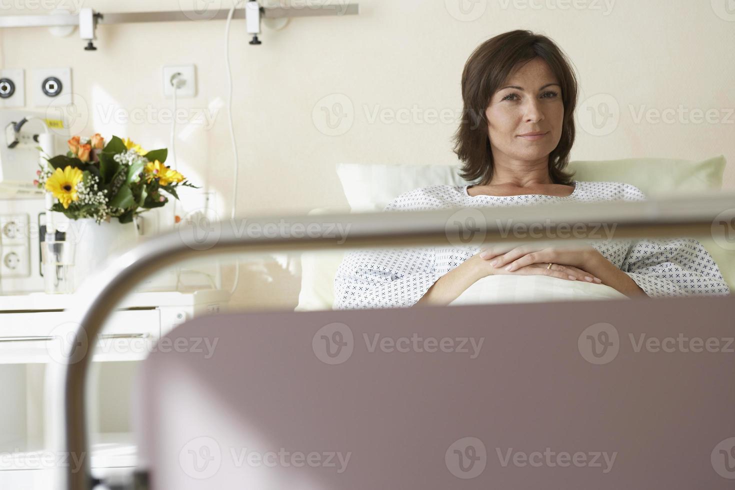 paziente che riposa nel letto di ospedale foto
