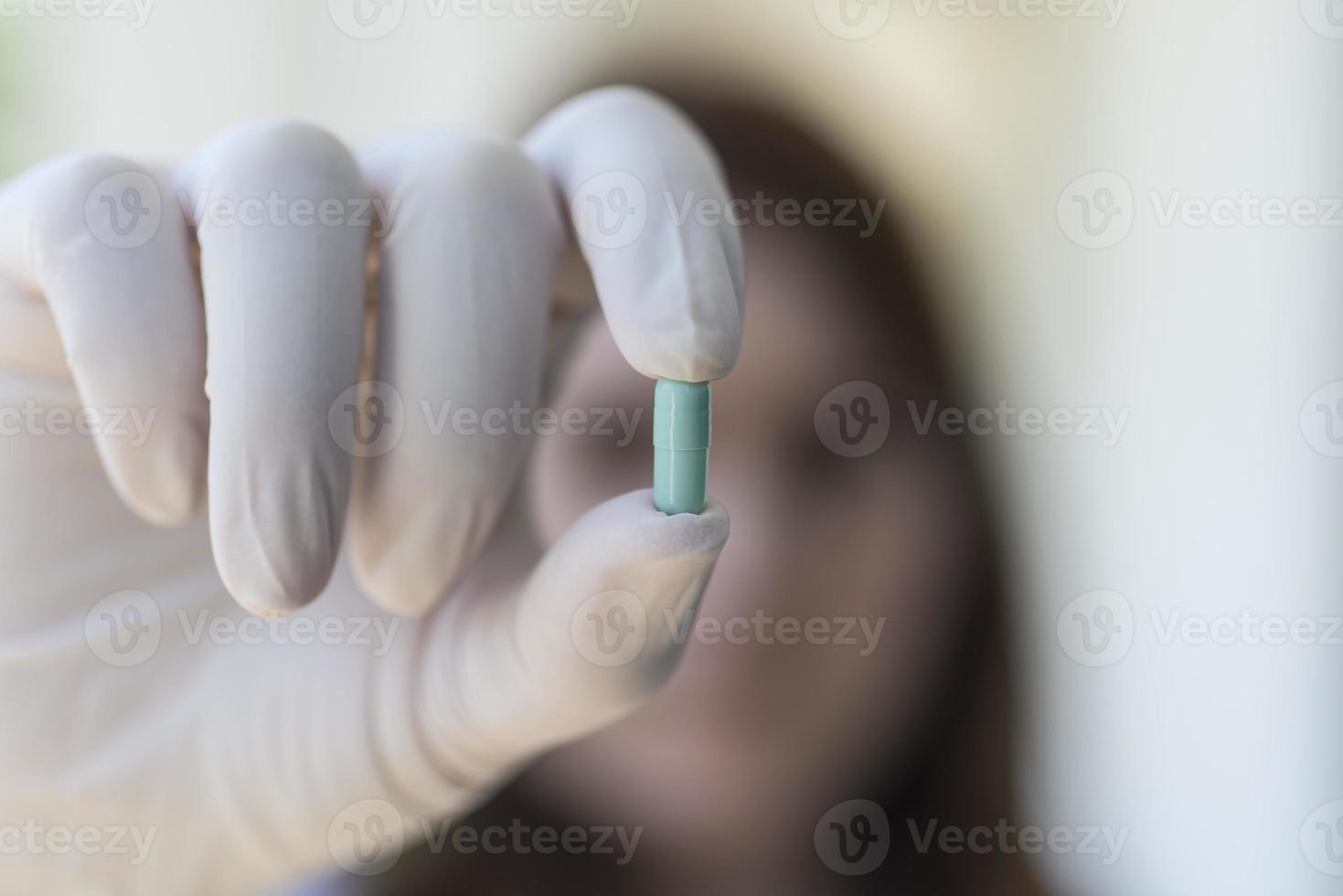 medico che tiene capsula pillola blu foto