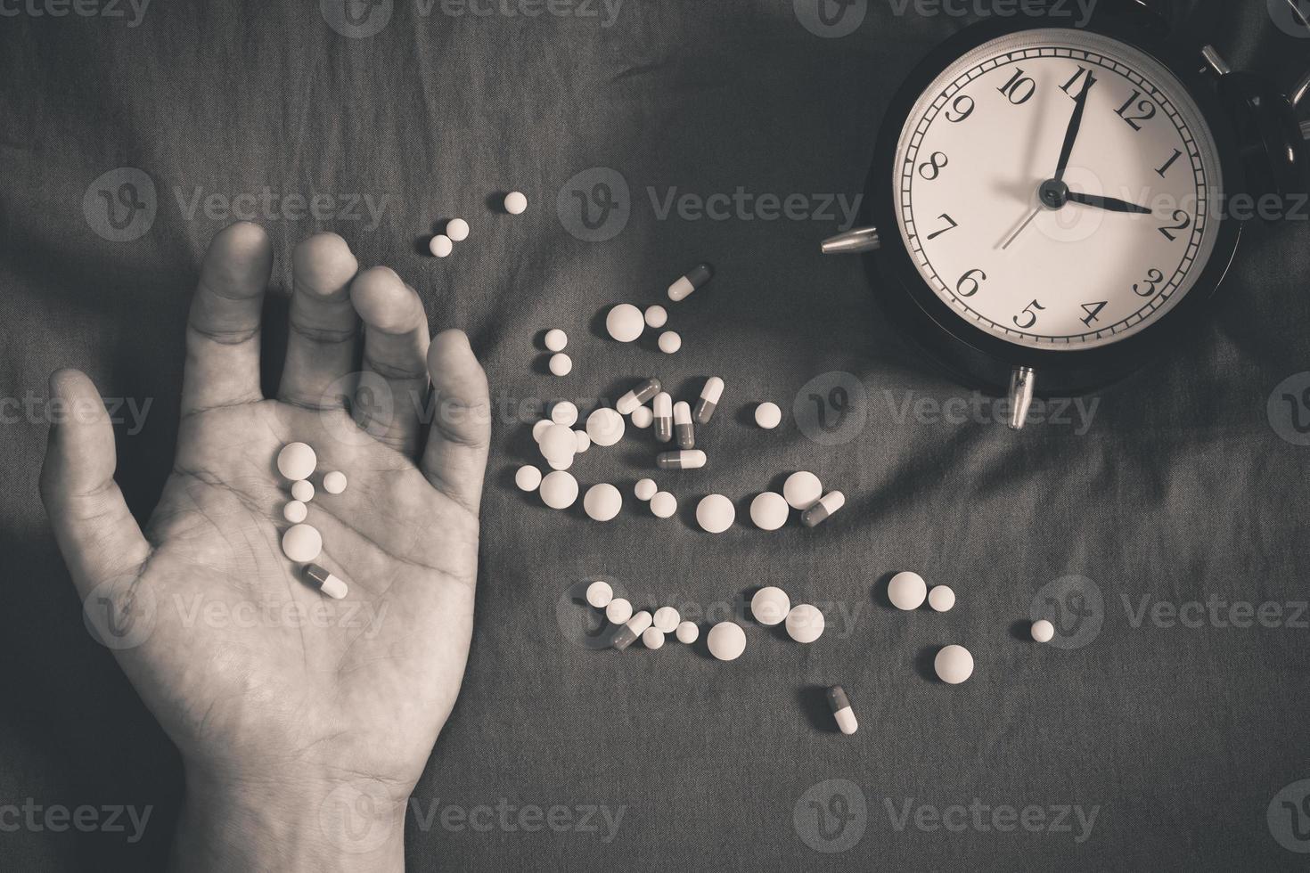 overdose man mano e droghe sul letto di notte foto