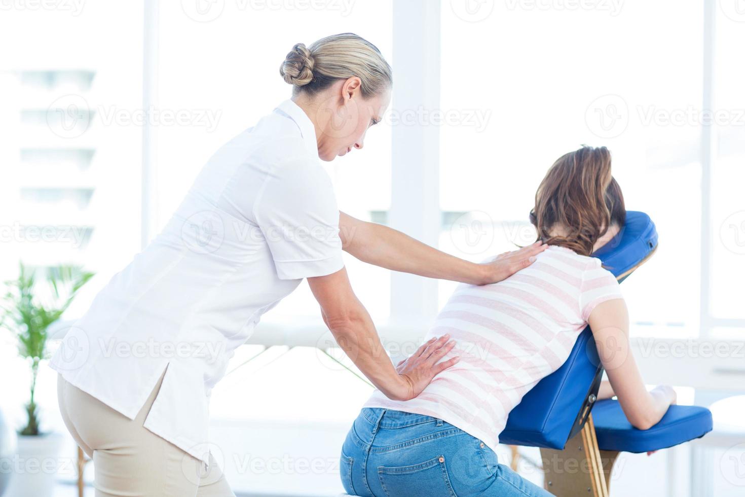 donna con massaggio alla schiena foto
