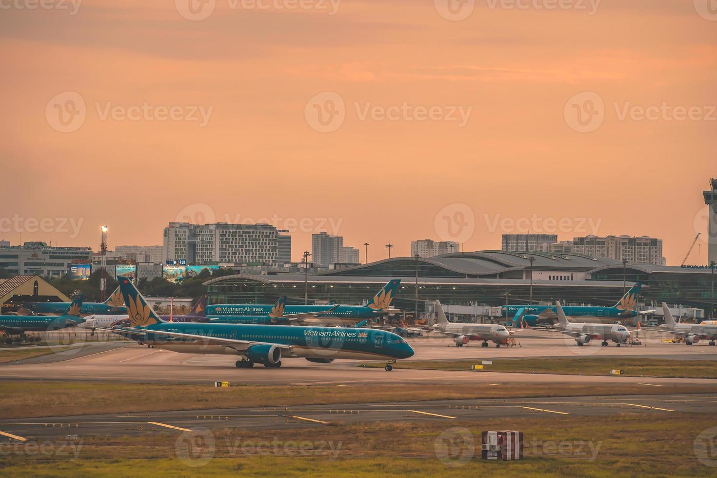 città di ho chi minh, vietnam - 12 febbraio 2022 l'aeroplano sorvola le aree urbane preparando l'atterraggio all'aeroporto internazionale di Tan Son Nhat e decolla all'aeroporto di tsn foto