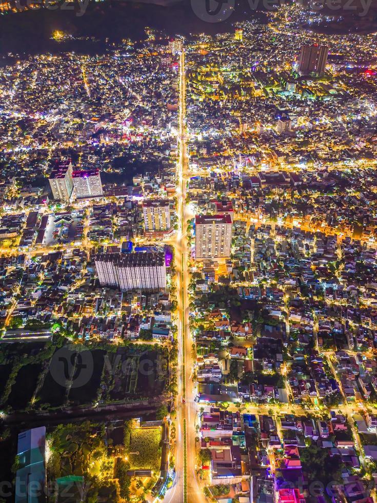 vung tau vista dall'alto, con rotatoria, casa, monumento ai caduti del vietnam in vietnam. fotografia a lunga esposizione di notte. foto