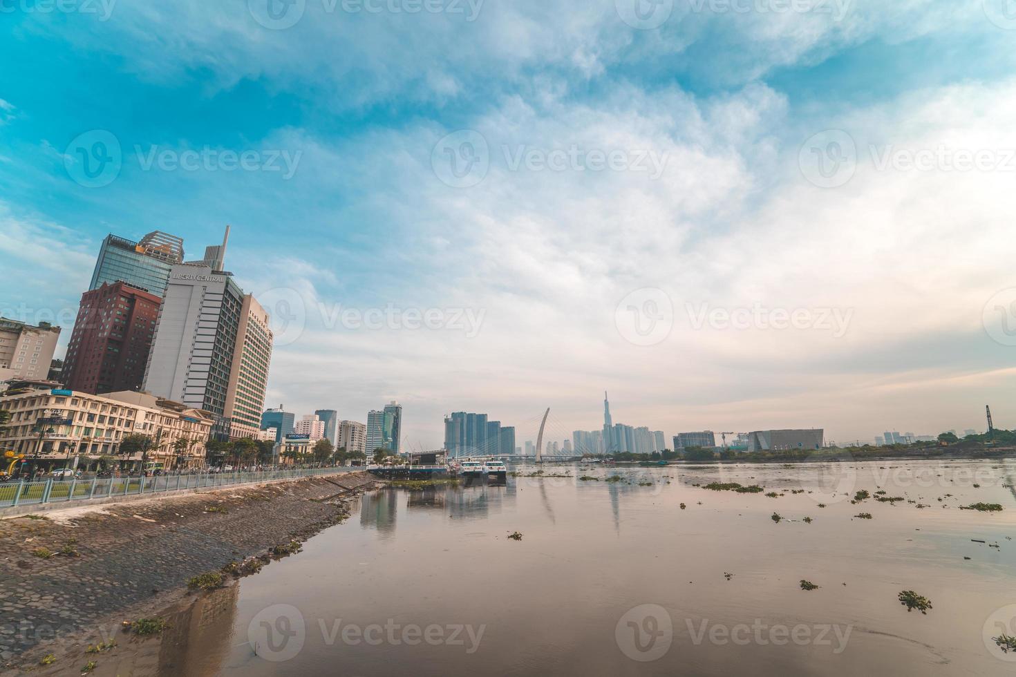 città di ho chi minh, vietnam - 12 febbraio 2022 skyline con il grattacielo 81 del punto di riferimento, un nuovo ponte strallato sta costruendo un collegamento tra la penisola di Thiem e il distretto 1 attraverso il fiume Saigon. foto