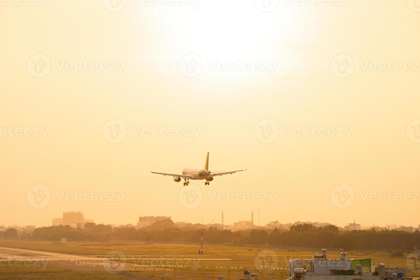 città di ho chi minh, vietnam - 20 febbraio 2022 l'aeroplano sorvola le aree urbane preparando l'atterraggio all'aeroporto internazionale di Tan Son Nhat e decolla all'aeroporto di tsn foto