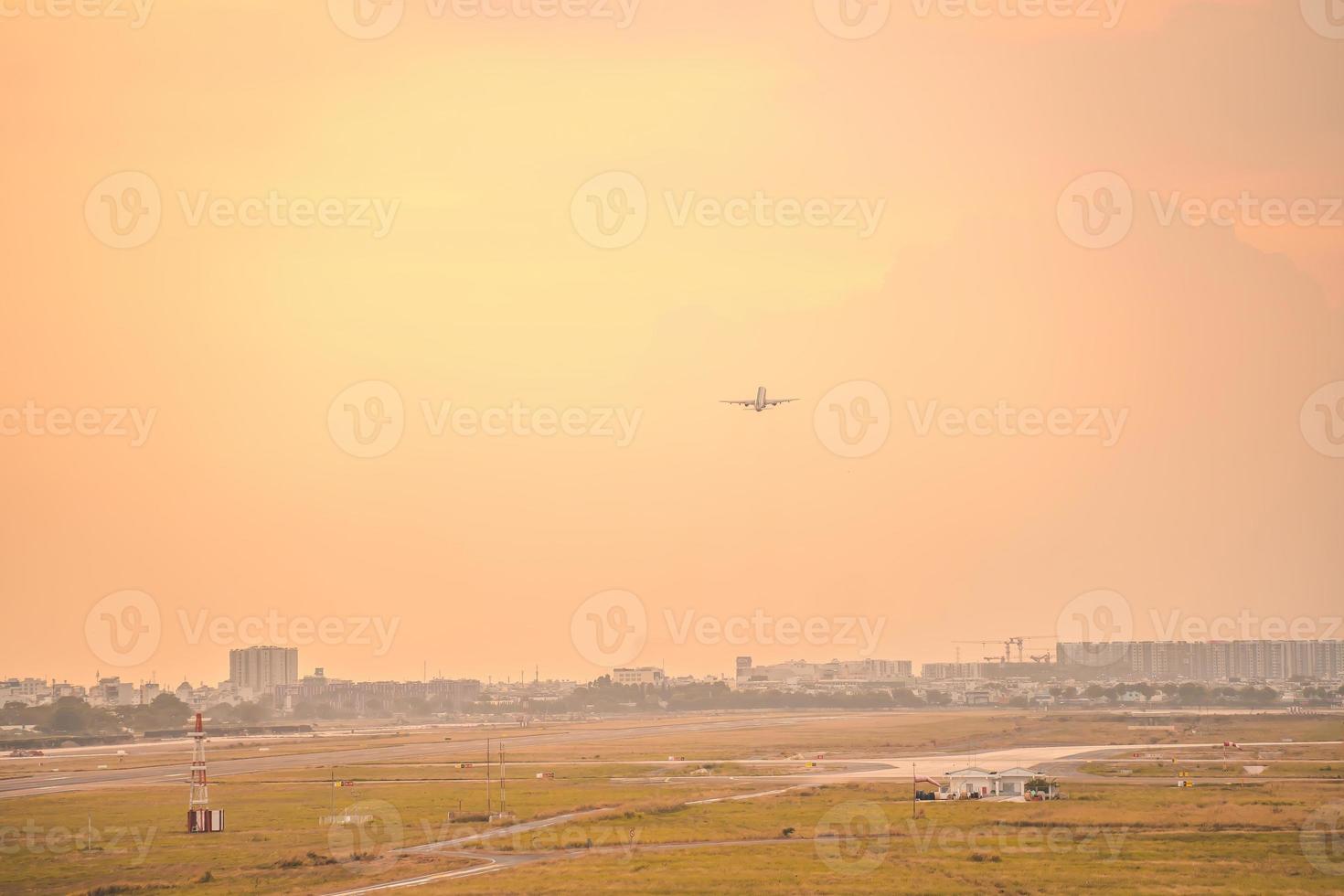 città di ho chi minh, vietnam - 12 febbraio 2022 l'aeroplano sorvola le aree urbane preparando l'atterraggio all'aeroporto internazionale di Tan Son Nhat e decolla all'aeroporto di tsn foto