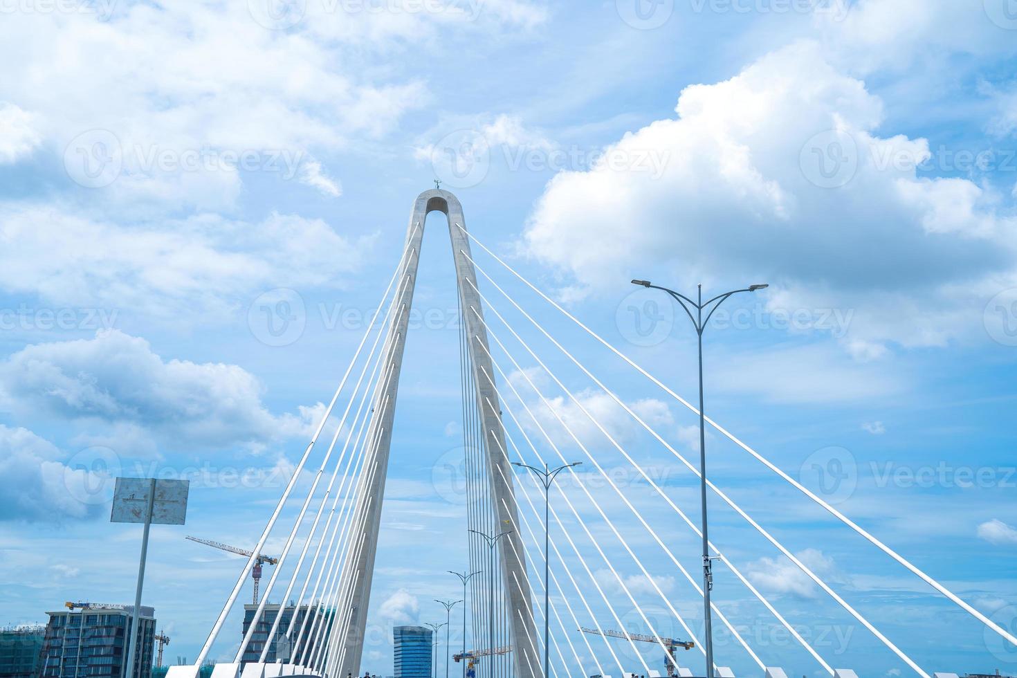 città di ho chi minh, vietnam - 22 maggio 2022 ponte thu thiem 2, che collega la penisola di thu thiem e il distretto 1 attraverso il fiume saigon nel porto di bach dang foto