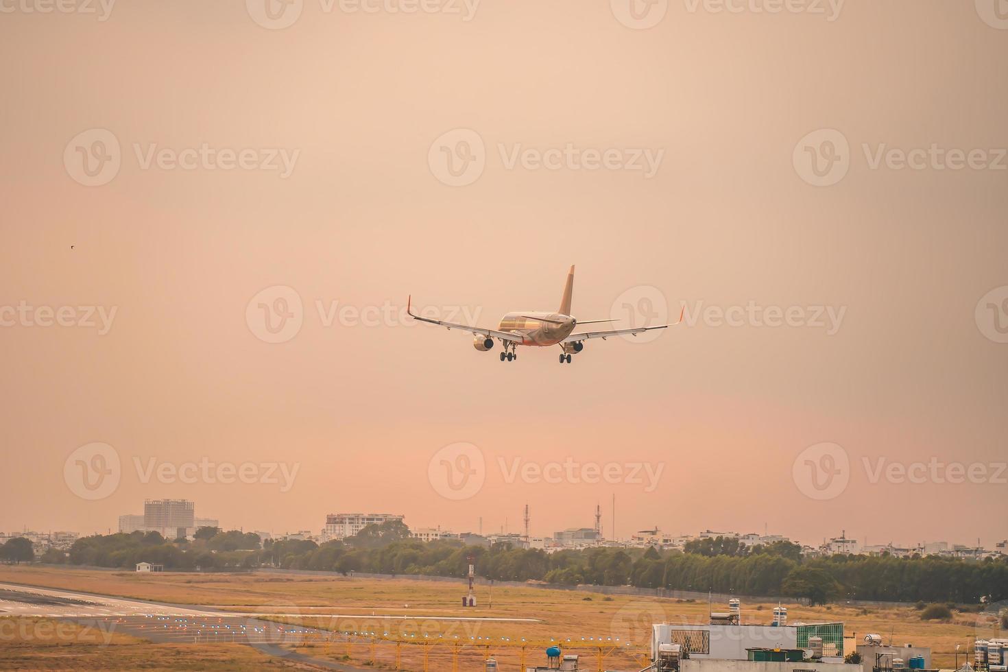 città di ho chi minh, vietnam - 12 febbraio 2022 l'aeroplano sorvola le aree urbane preparando l'atterraggio all'aeroporto internazionale di Tan Son Nhat e decolla all'aeroporto di tsn foto