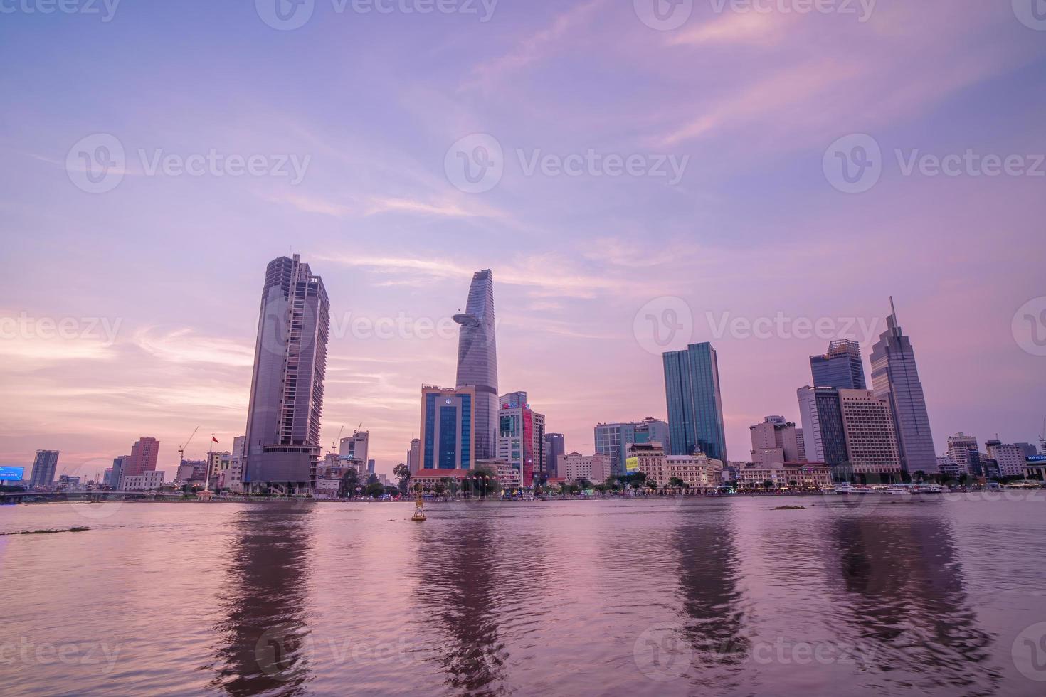 ho chi minh, vietnam - 19 febbraio 2022 vista dell'edificio della torre finanziaria di bitexco, edifici, strade, ponte thu thiem e fiume saigon nella città di ho chi minh al tramonto. immagine panoramica di alta qualità. foto