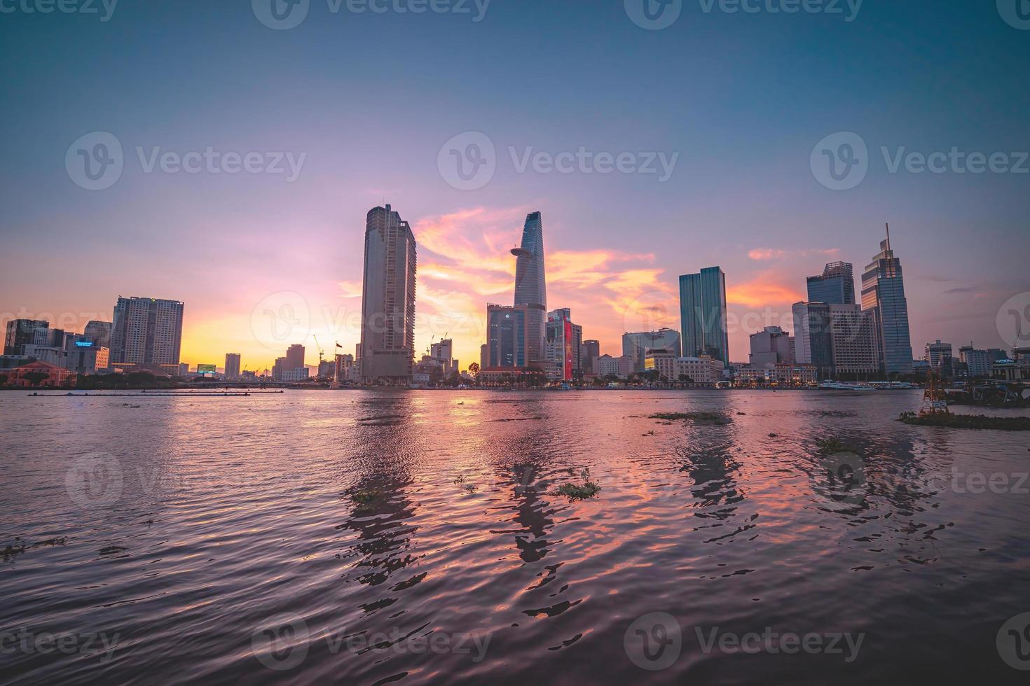 ho chi minh, vietnam - 13 febbraio 2022 vista dell'edificio della torre finanziaria di bitexco, edifici, strade, ponte thu thiem e fiume saigon nella città di ho chi minh al tramonto. immagine panoramica di alta qualità. foto