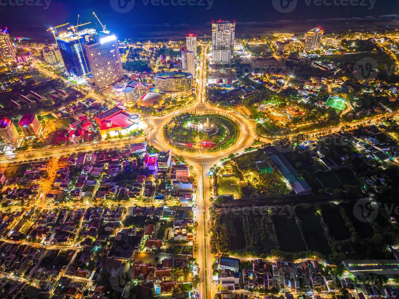 vung tau vista dall'alto, con rotatoria, casa, monumento ai caduti del vietnam in vietnam. fotografia a lunga esposizione di notte. foto