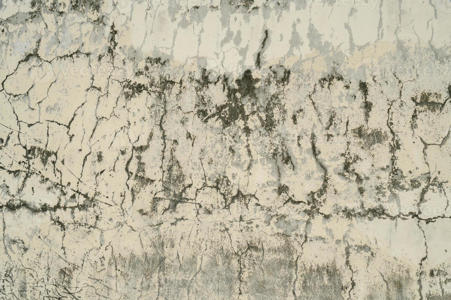 struttura del vecchio muro di cemento grigio per lo sfondo. struttura ruvida sulla parete grigia forma ruvida a causa dello strato di vernice scrostato a causa della pioggia. foto
