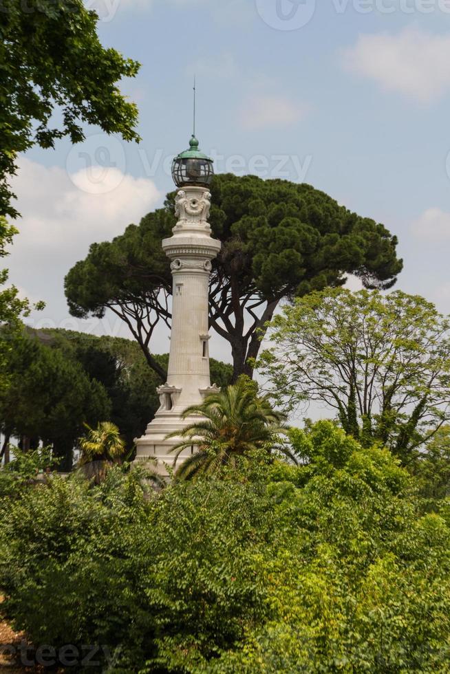 piccolo faro tra gli alberi a roma, italia foto