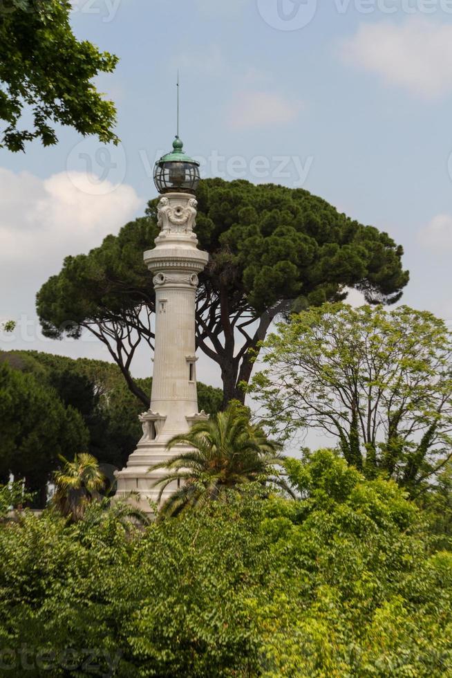 piccolo faro tra gli alberi a roma, italia foto