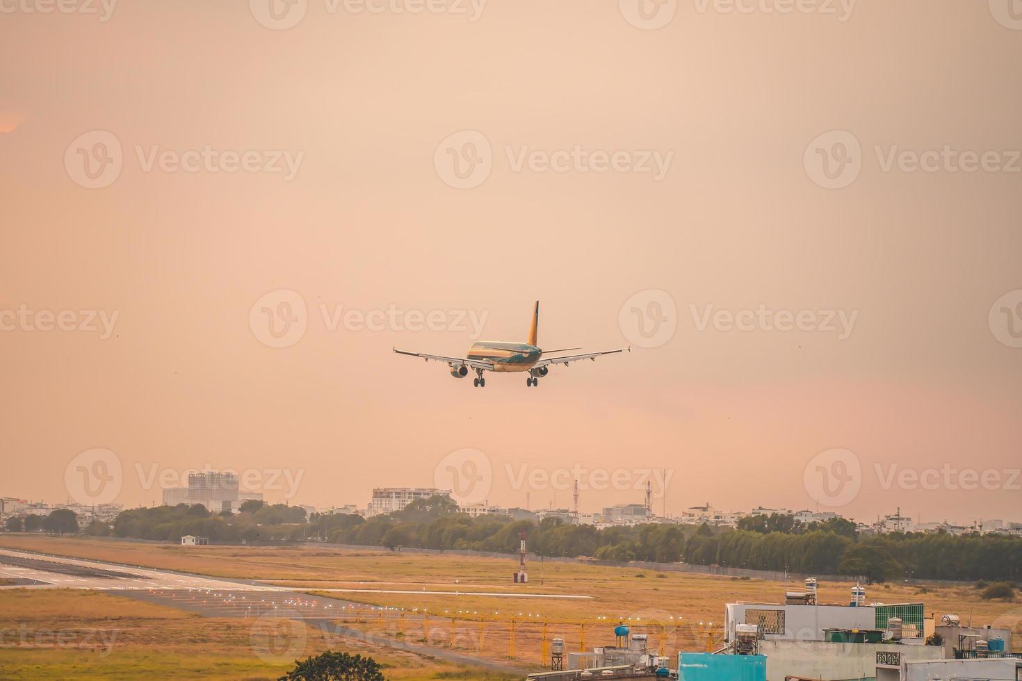 città di ho chi minh, vietnam - 12 febbraio 2022 l'aeroplano sorvola le aree urbane preparando l'atterraggio all'aeroporto internazionale di Tan Son Nhat e decolla all'aeroporto di tsn foto