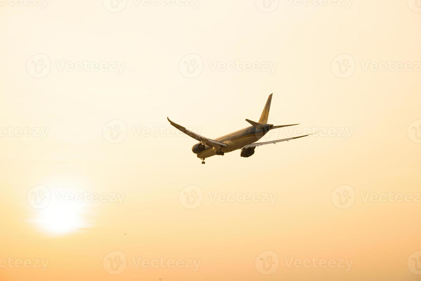 città di ho chi minh, vietnam - 20 febbraio 2022 l'aeroplano sorvola le aree urbane preparando l'atterraggio all'aeroporto internazionale di Tan Son Nhat e decolla all'aeroporto di tsn foto