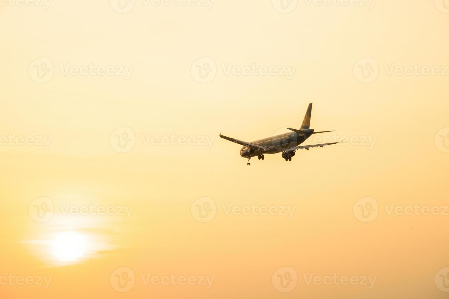 città di ho chi minh, vietnam - 20 febbraio 2022 l'aeroplano sorvola le aree urbane preparando l'atterraggio all'aeroporto internazionale di Tan Son Nhat e decolla all'aeroporto di tsn foto